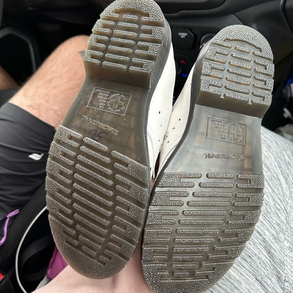 NWOT Cosmic embroidered dr. Martens - Picture 4 of 6